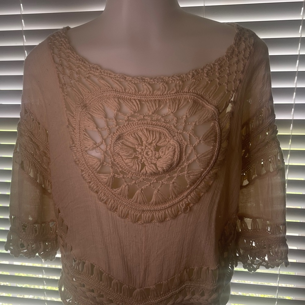 Beautiful boho cream colored top size small.